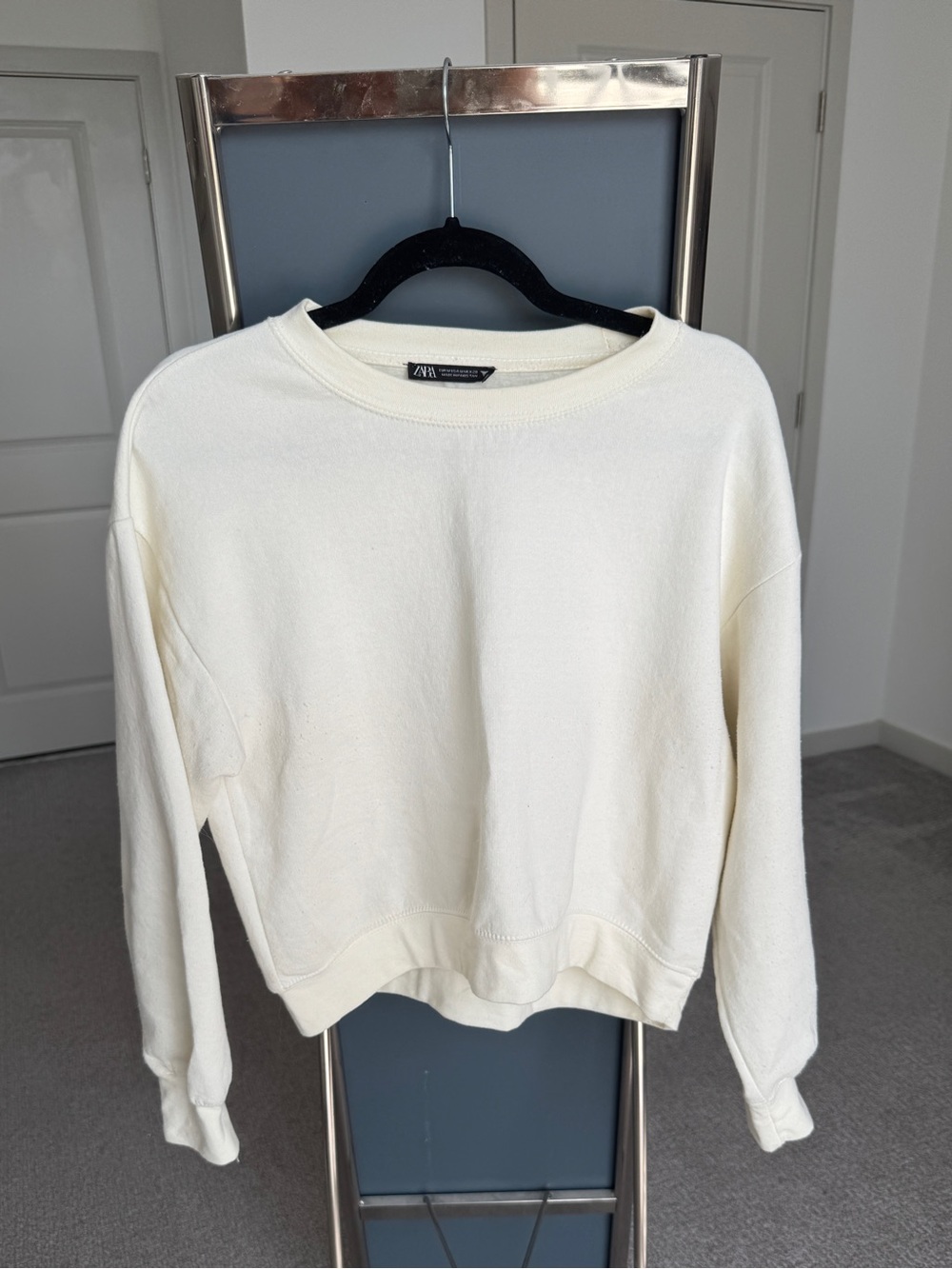 Zara Cream Crewneck Sweatshirt - Women's Pullover Medium